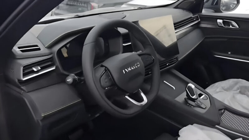 В Китае появился в дилерских центрах обновленный кроссовер Lynk & Co 01 перед началом продаж