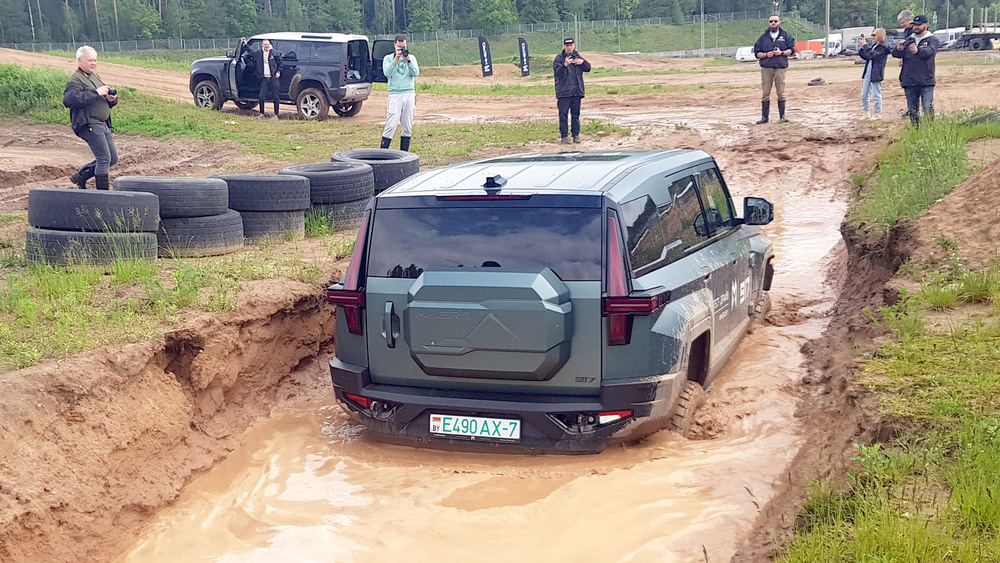 Mhero M-Hero 1 тест бездорожье полный привод сбоку сзади в динамике брод вода