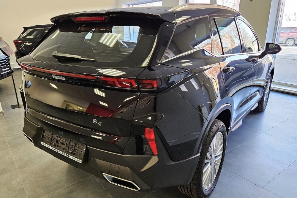 Один из редких кроссоверов Haima 8S у дилера марки в Орехово-Зуево в автосалоне сбоку сзади