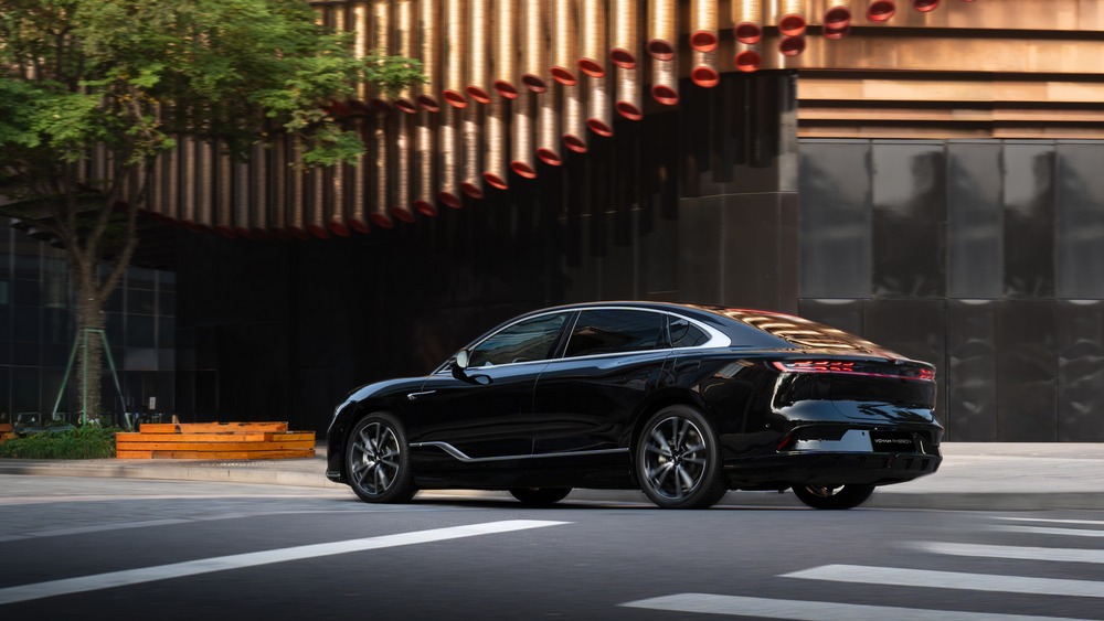 гибридный Voyah Passion EVR для России сбоку сзади