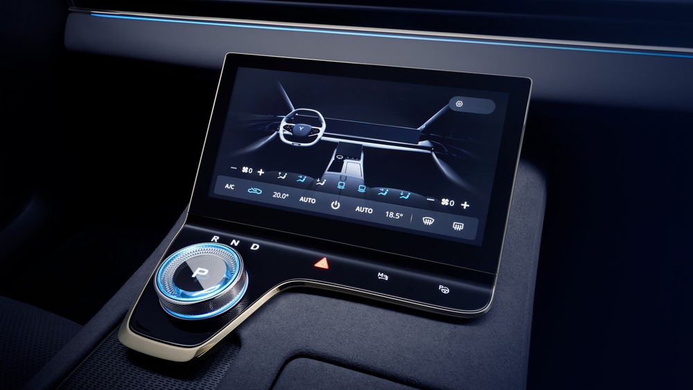 гибридный Voyah Passion EVR для России салон интерьер центральный тоннель панель сенсор