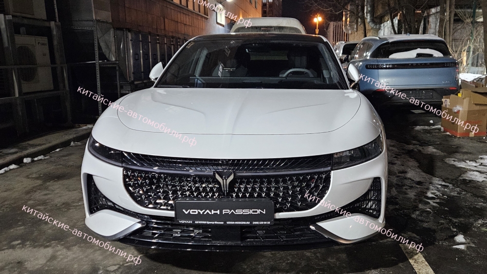 Гибридный седан Voyah Passion EVR спереди
