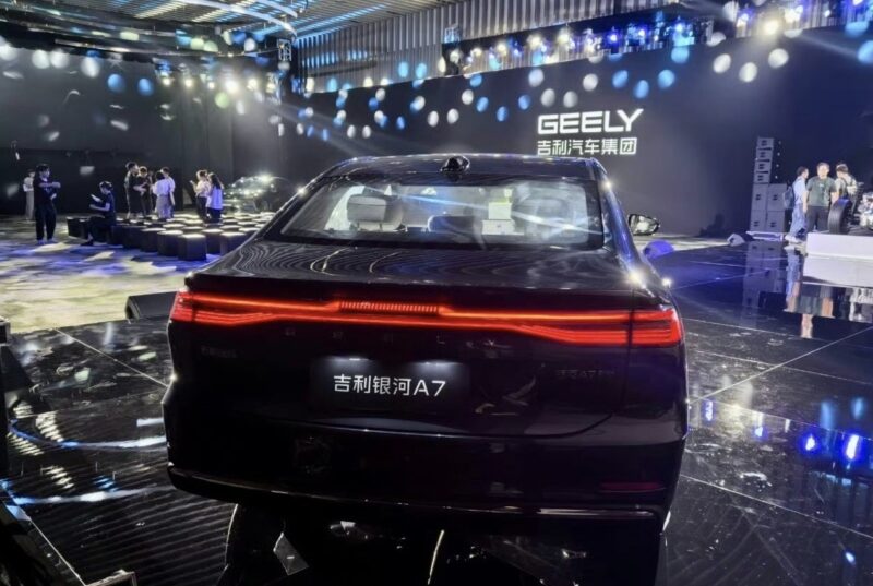 В Китае представлен Geely Galaxy A7 EM-i с гибридной системой Leishen AI Hybrid 2.0, обеспечивающей 2100 км пробега и 47,26% термического КПД