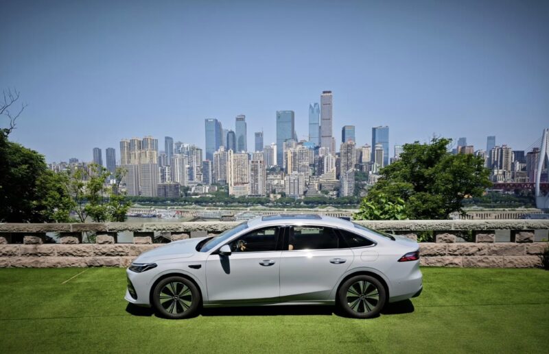 В Китае представлен Geely Galaxy A7 EM-i с гибридной системой Leishen AI Hybrid 2.0, обеспечивающей 2100 км пробега и 47,26% термического КПД