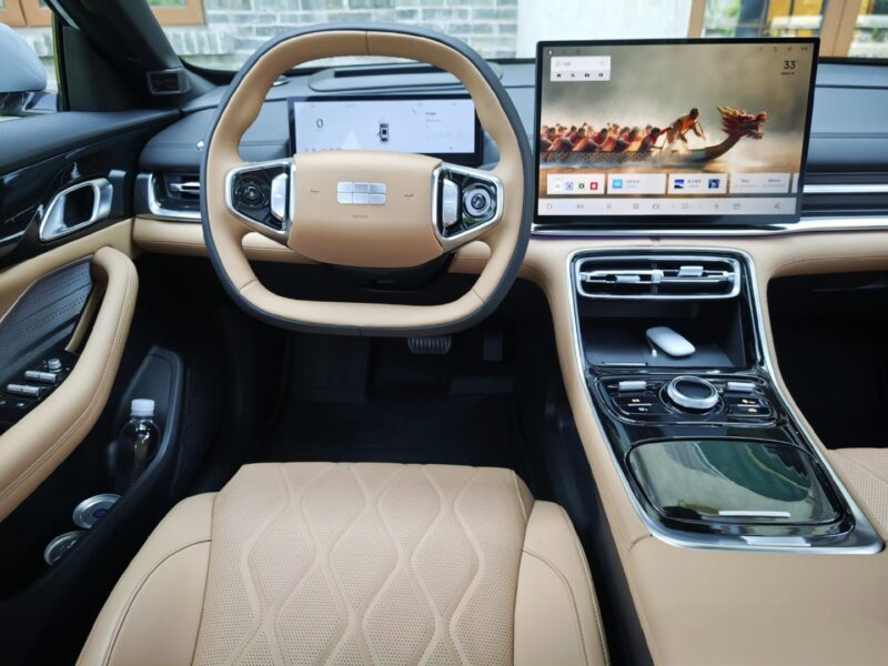 В Китае представлен Geely Galaxy A7 EM-i с гибридной системой Leishen AI Hybrid 2.0, обеспечивающей 2100 км пробега и 47,26% термического КПД