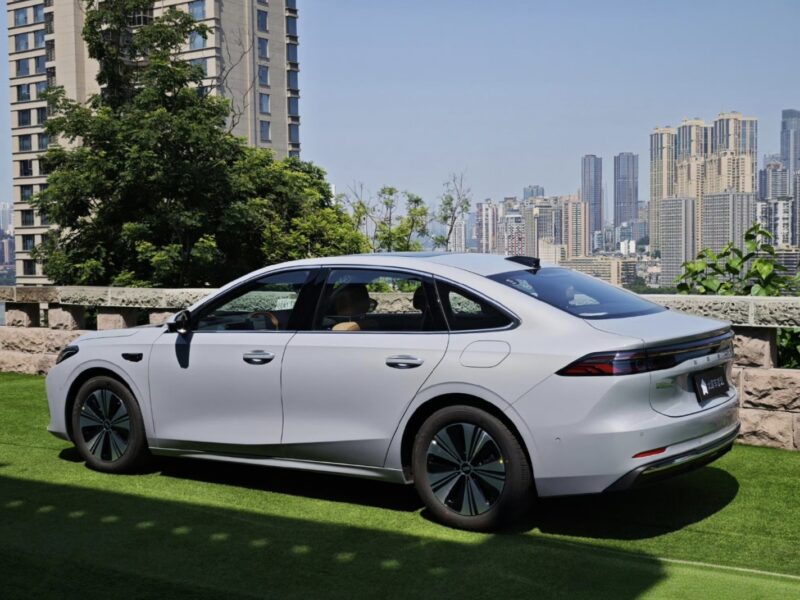 В Китае представлен Geely Galaxy A7 EM-i с гибридной системой Leishen AI Hybrid 2.0, обеспечивающей 2100 км пробега и 47,26% термического КПД
