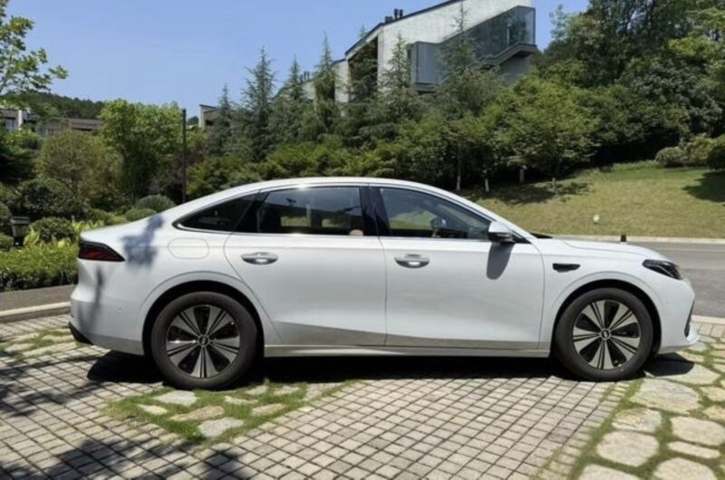 В Китае представлен Geely Galaxy A7 EM-i с гибридной системой Leishen AI Hybrid 2.0, обеспечивающей 2100 км пробега и 47,26% термического КПД