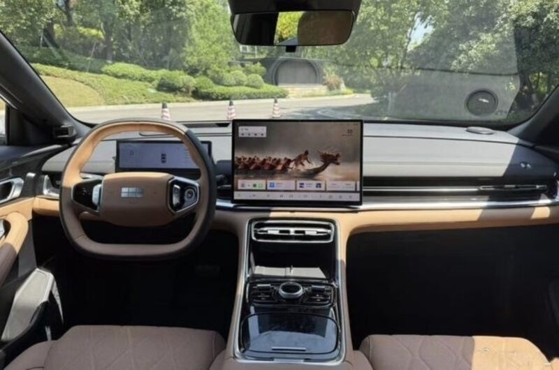 В Китае представлен Geely Galaxy A7 EM-i с гибридной системой Leishen AI Hybrid 2.0, обеспечивающей 2100 км пробега и 47,26% термического КПД