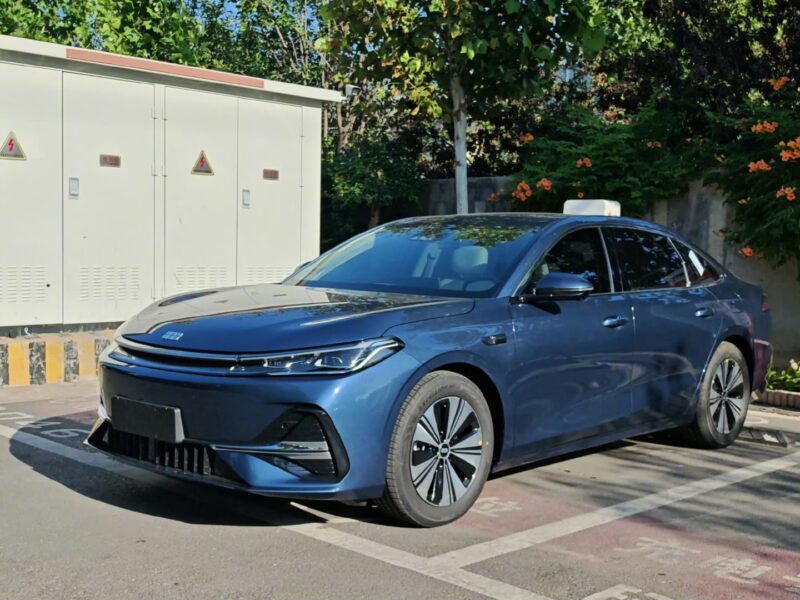 В Китае представлен Geely Galaxy A7 EM-i с гибридной системой Leishen AI Hybrid 2.0, обеспечивающей 2100 км пробега и 47,26% термического КПД