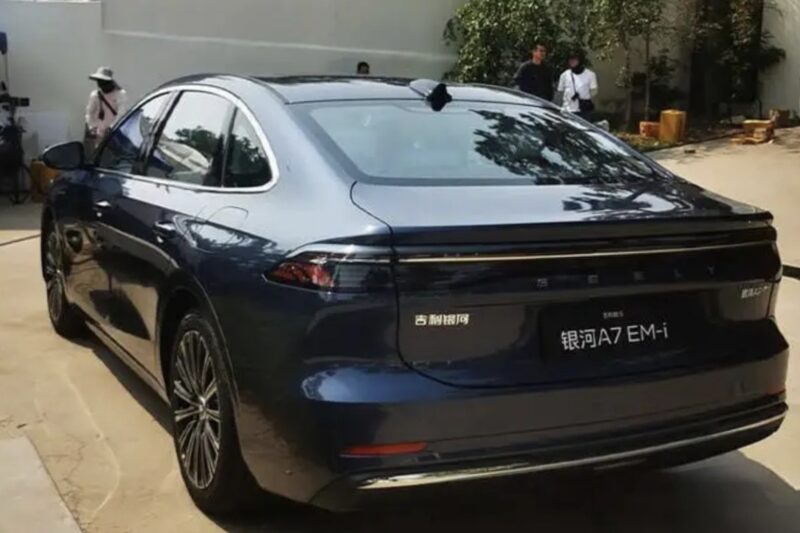 В Китае 19 июня дебютирует Geely Galaxy A7 EM-i с новой гибридной системой Leishen EM-i и запасом хода 2100 км