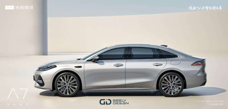 В Китае официально дебютирует Geely Galaxy A7 с "EM AI Super Hybrid 2.0" и запасом хода более 2100 км.