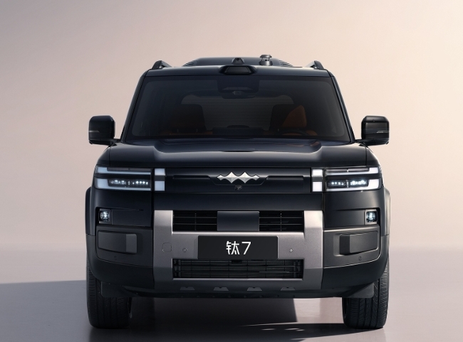 <p>В Китае представлена高端 версия BYD Fang Cheng Bao 7 с системой God's Eye B и доком для дрона. </p>
<p>(Перевод с небольшим упрощением для лучшего восприятия.) </p>
<p>Если нужен ближе к оригиналу:<br />
<strong>В Китае представлена топовая версия BYD FCB Tai 7 с God's Eye B и встроенным доком для дрона.</strong> </p>
<p>Выбирайте вариант в зависимости от стиля текста. Первый более адаптированный, второй ближе к исходному названию.</p>