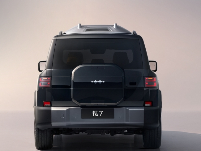 <p>В Китае представлена高端 версия BYD Fang Cheng Bao 7 с системой God's Eye B и доком для дрона. </p>
<p>(Перевод с небольшим упрощением для лучшего восприятия.) </p>
<p>Если нужен ближе к оригиналу:<br />
<strong>В Китае представлена топовая версия BYD FCB Tai 7 с God's Eye B и встроенным доком для дрона.</strong> </p>
<p>Выбирайте вариант в зависимости от стиля текста. Первый более адаптированный, второй ближе к исходному названию.</p>