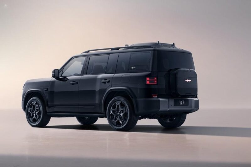 <p>В Китае представлена高端 версия BYD Fang Cheng Bao 7 с системой God's Eye B и доком для дрона. </p>
<p>(Перевод с небольшим упрощением для лучшего восприятия.) </p>
<p>Если нужен ближе к оригиналу:<br />
<strong>В Китае представлена топовая версия BYD FCB Tai 7 с God's Eye B и встроенным доком для дрона.</strong> </p>
<p>Выбирайте вариант в зависимости от стиля текста. Первый более адаптированный, второй ближе к исходному названию.</p>