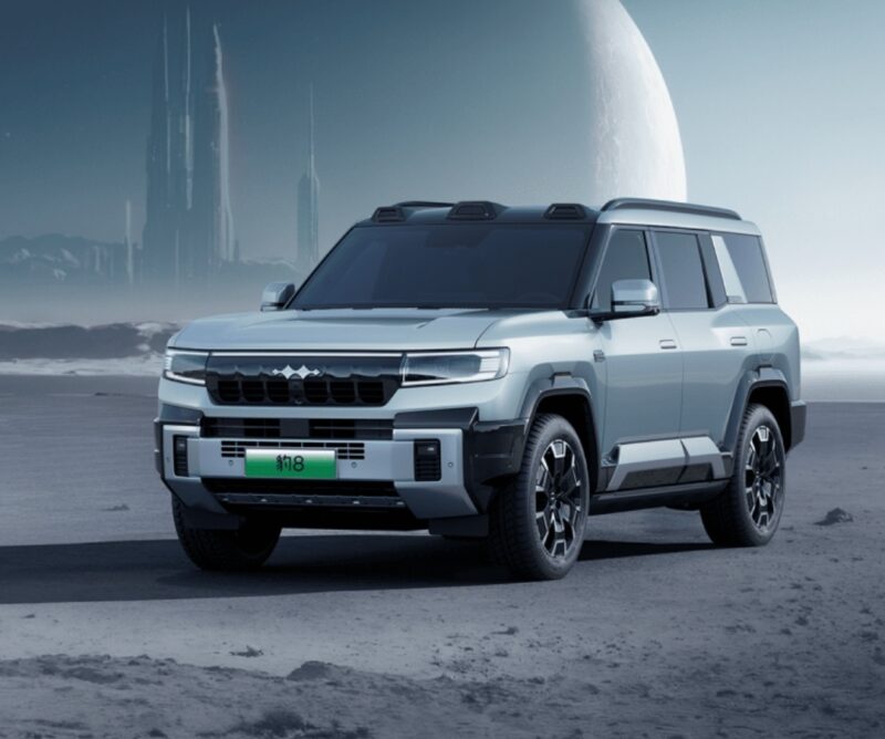 <p>В Китае представлена高端 версия BYD Fang Cheng Bao 7 с системой God's Eye B и доком для дрона. </p>
<p>(Перевод с небольшим упрощением для лучшего восприятия.) </p>
<p>Если нужен ближе к оригиналу:<br />
<strong>В Китае представлена топовая версия BYD FCB Tai 7 с God's Eye B и встроенным доком для дрона.</strong> </p>
<p>Выбирайте вариант в зависимости от стиля текста. Первый более адаптированный, второй ближе к исходному названию.</p>