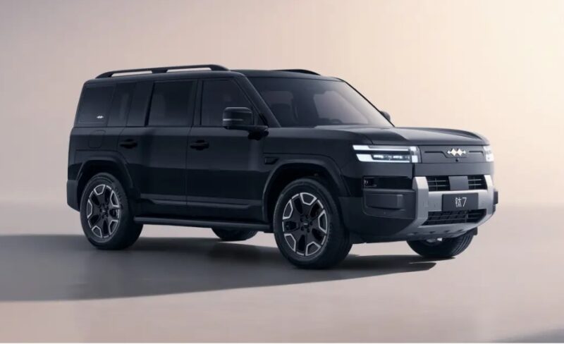 <p>В Китае представлена高端 версия BYD Fang Cheng Bao 7 с системой God's Eye B и доком для дрона. </p>
<p>(Перевод с небольшим упрощением для лучшего восприятия.) </p>
<p>Если нужен ближе к оригиналу:<br />
<strong>В Китае представлена топовая версия BYD FCB Tai 7 с God's Eye B и встроенным доком для дрона.</strong> </p>
<p>Выбирайте вариант в зависимости от стиля текста. Первый более адаптированный, второй ближе к исходному названию.</p>