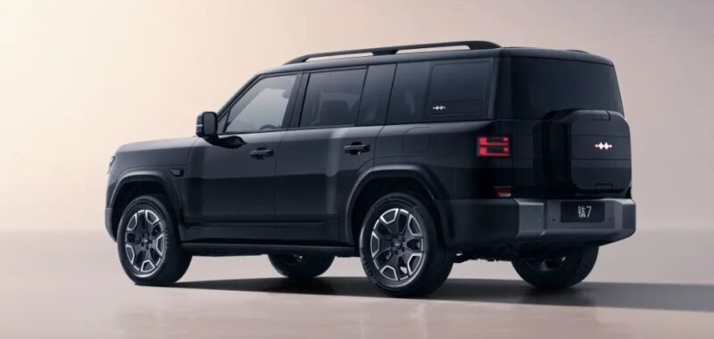 <p>В Китае представлена高端 версия BYD Fang Cheng Bao 7 с системой God's Eye B и доком для дрона. </p>
<p>(Перевод с небольшим упрощением для лучшего восприятия.) </p>
<p>Если нужен ближе к оригиналу:<br />
<strong>В Китае представлена топовая версия BYD FCB Tai 7 с God's Eye B и встроенным доком для дрона.</strong> </p>
<p>Выбирайте вариант в зависимости от стиля текста. Первый более адаптированный, второй ближе к исходному названию.</p>