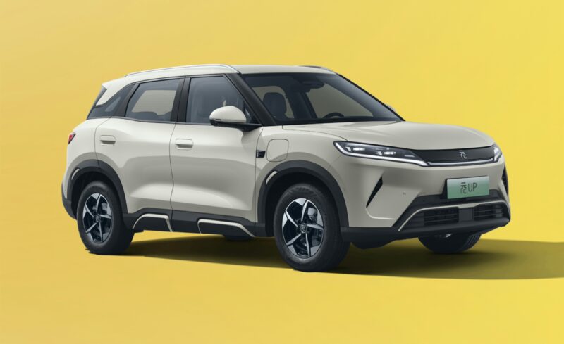 В Китае BYD представила новую базовую версию Yuan UP по цене от 10 400 долларов без системы "God's Eye"