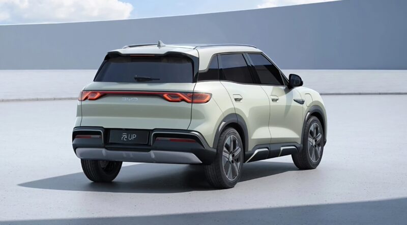 В Китае BYD представила новую базовую версию Yuan UP по цене от 10 400 долларов без системы "God's Eye"