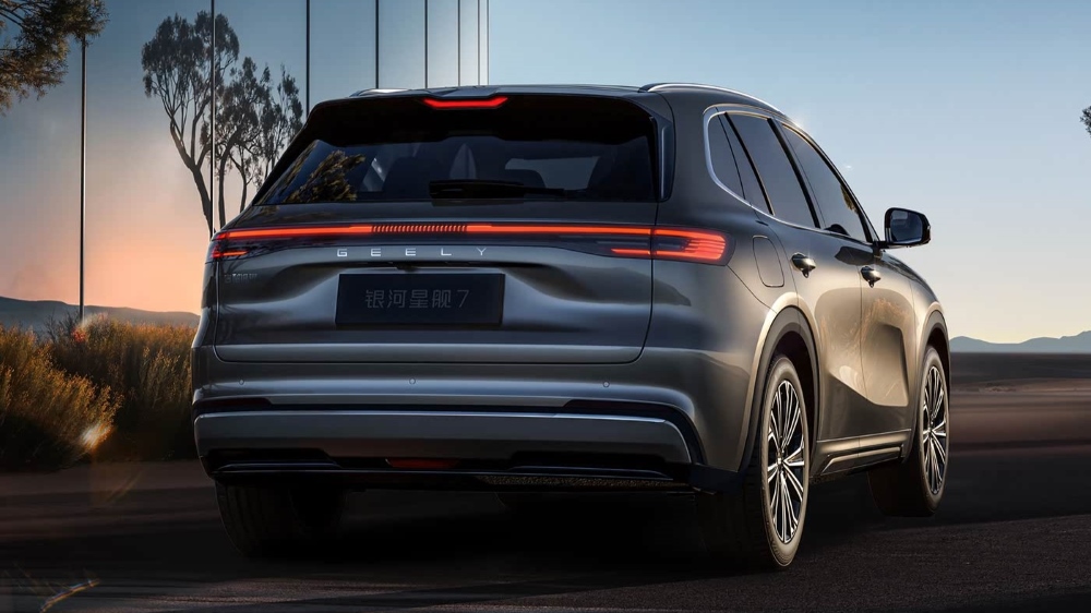 Geely Galaxy Starship 7 на задней части кроссовера -гриб -разгрома