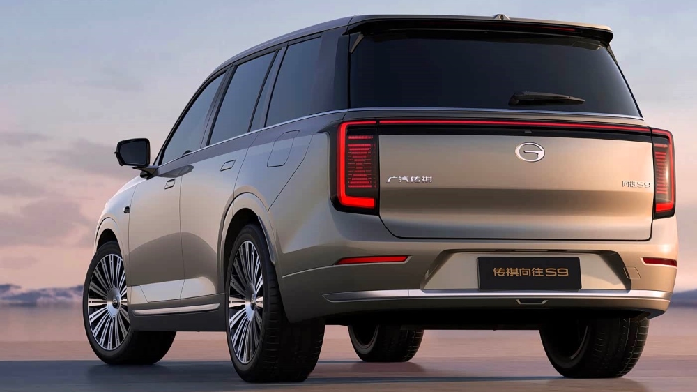 Гибридный кроссовер GAC S9 на боковой части спины