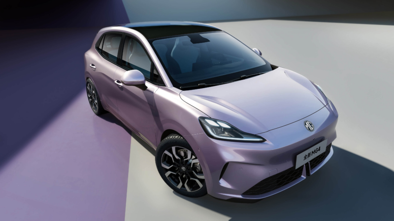 В Китае MG4 EV представили в новом фиолетовом цвете перед стартом продаж 5 августа