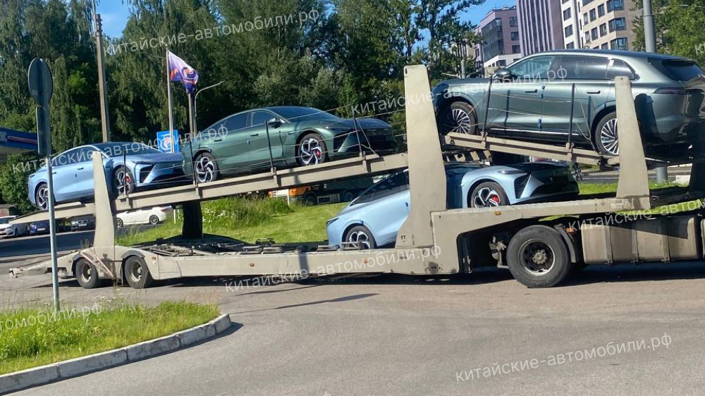 Exlantix es Sedan Hybrids на стороне передней части на автосипере появился у дилера Санкт -Петербурга в Санкт -Петербурге
