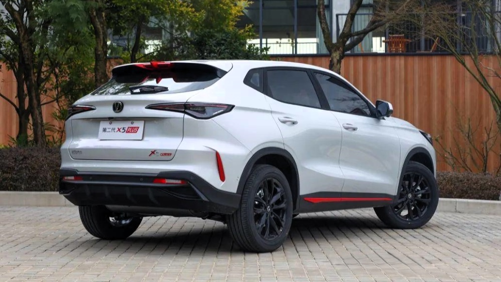Changan x5 Plus Crossover со спины на стороне