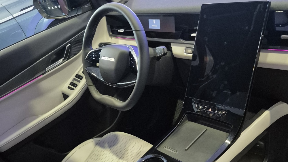 Jaecoo J5 перед стороной дилера в автосалоне автомобилей