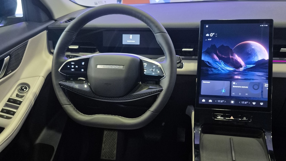 Jaecoo J5 перед стороной дилера в автосалоне автомобилей