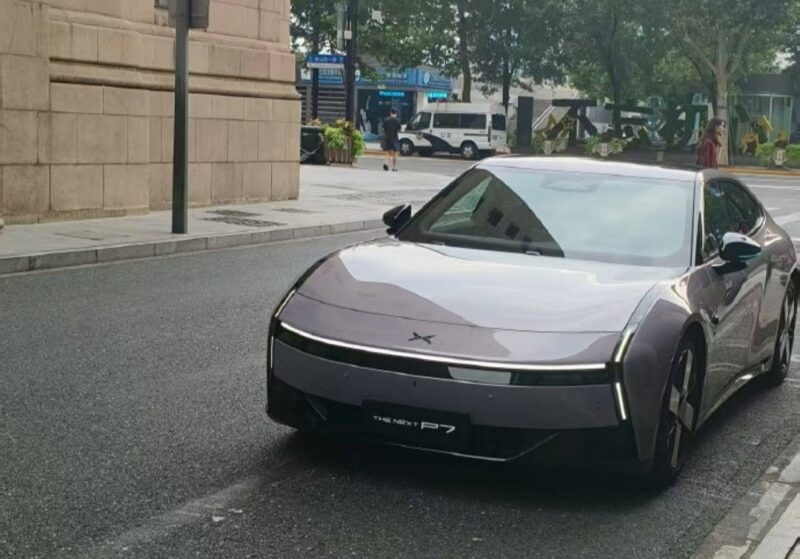 В Китае представлены шпионские снимки нового Xpeng P7 в кузове лифтбек перед запуском в августе
