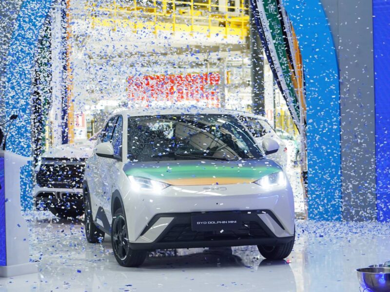 В Китае начали производить автомобили на бразильском заводе BYD, с конвейера сошёл первый Seagull
