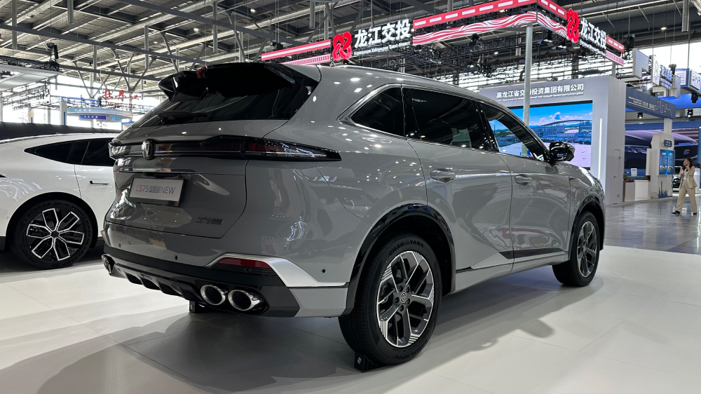Changan CS75 Plus на задней части четвертого кроссовера четвертого серого обзора