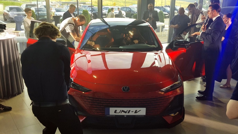 Changan Uni-V Liftback у дилера в презентации автосалона в Мина Беларусь