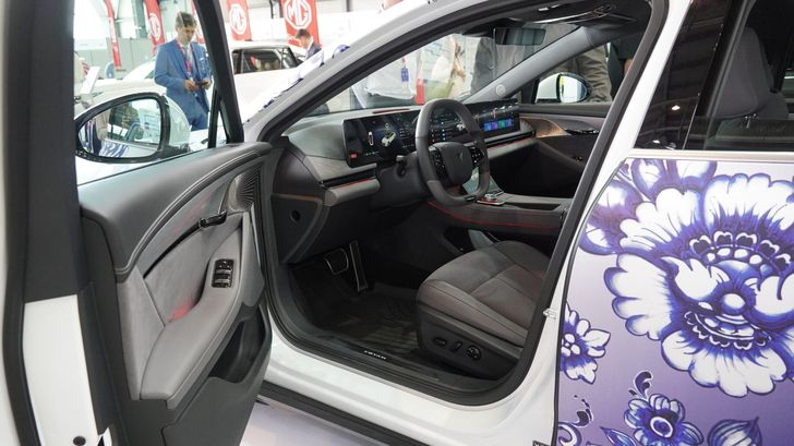 Evolute I-Space Interior