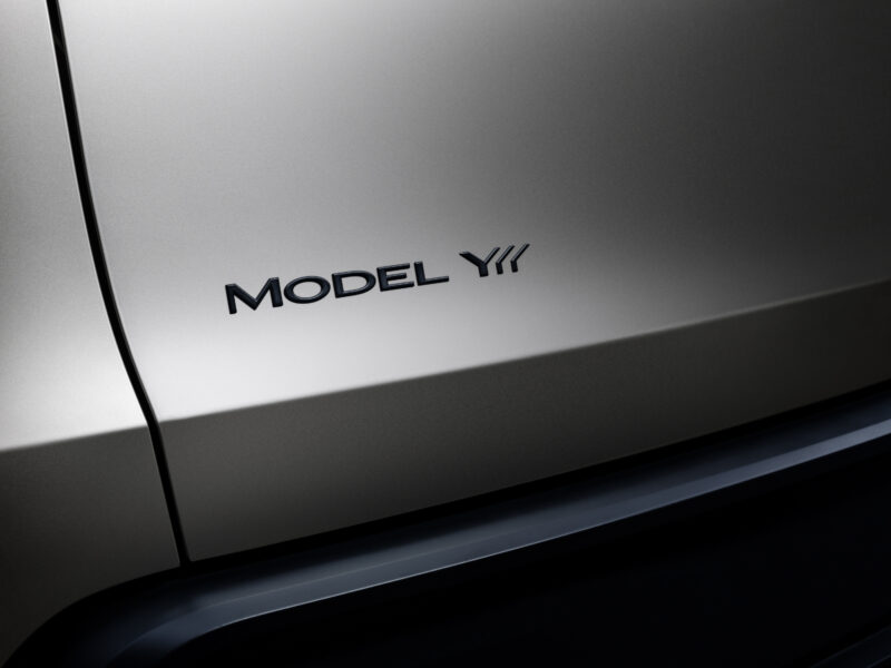 В Китае Tesla осенью запустит Model Y L с увеличенной колесной базой и шестью местами