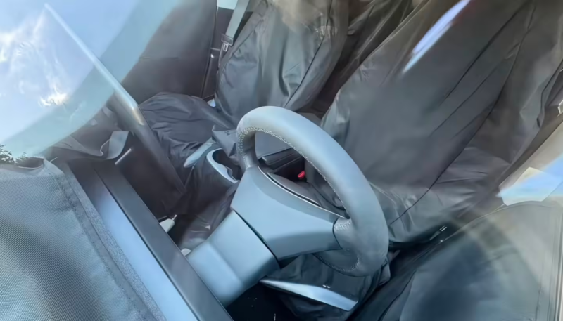 В Китае представлен автомобиль без панорамной крыши, сплошной световой полосы и экранов сзади