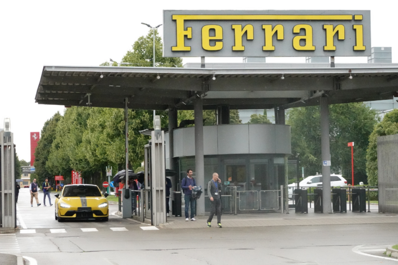 В Китае замечена Xiaomi SU7 Ultra на заводе Ferrari, а электромобиль суперкара может выйти в этом году