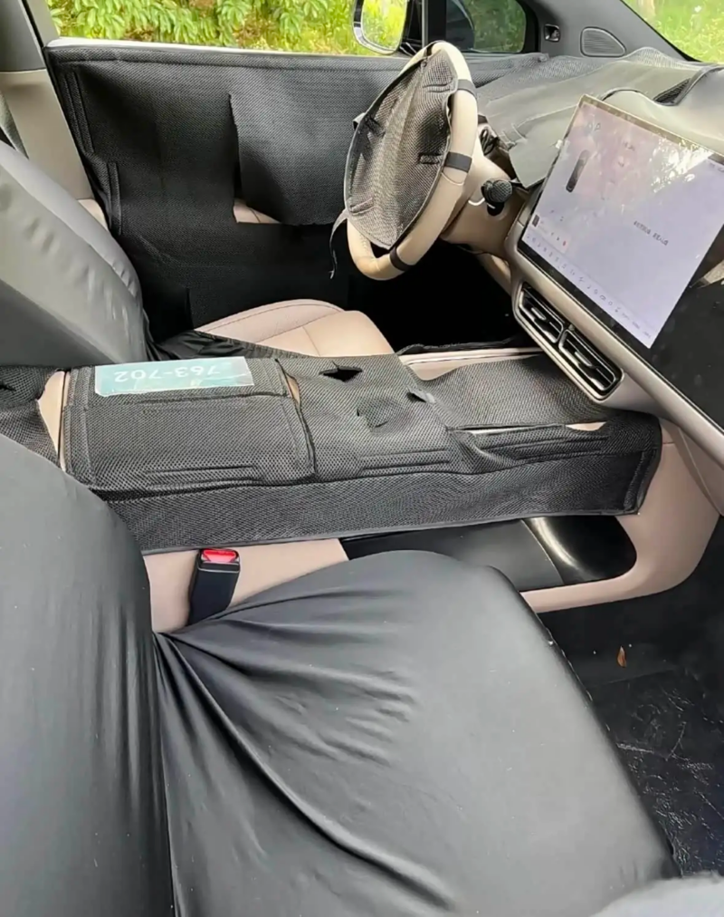 В Китае появились шпионские снимки салона электрического внедорожника Li Auto i8