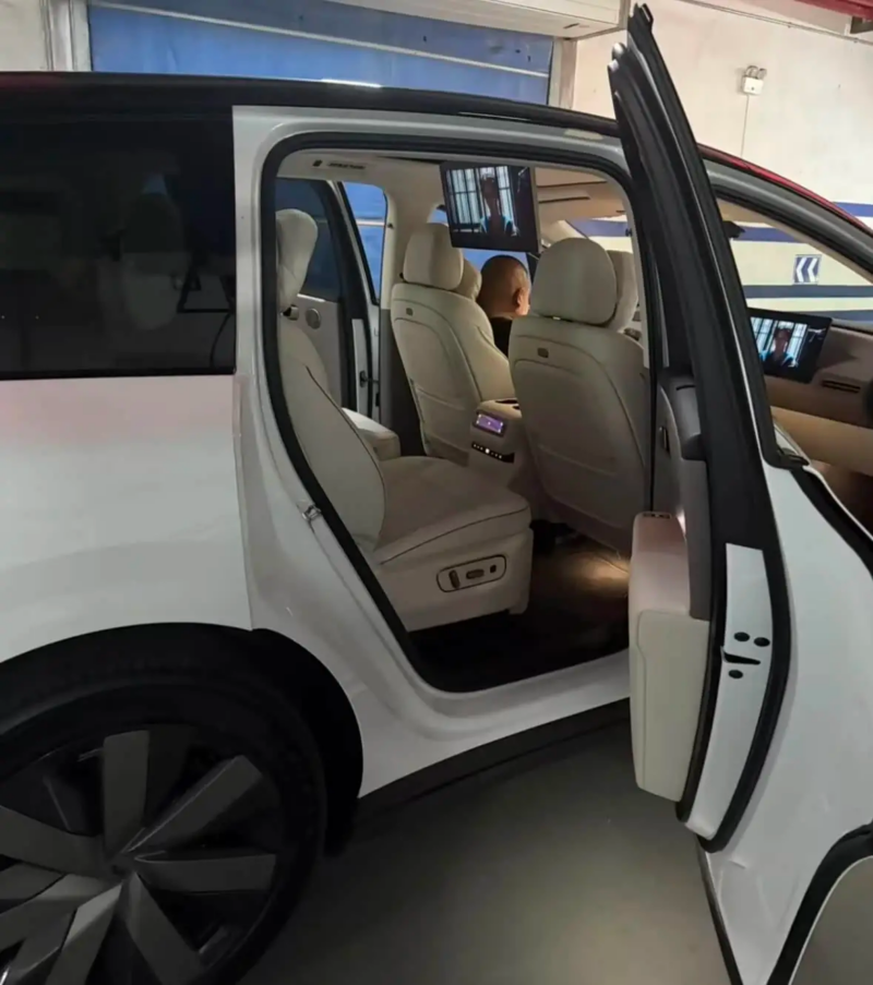 В Китае появились шпионские снимки салона электрического внедорожника Li Auto i8