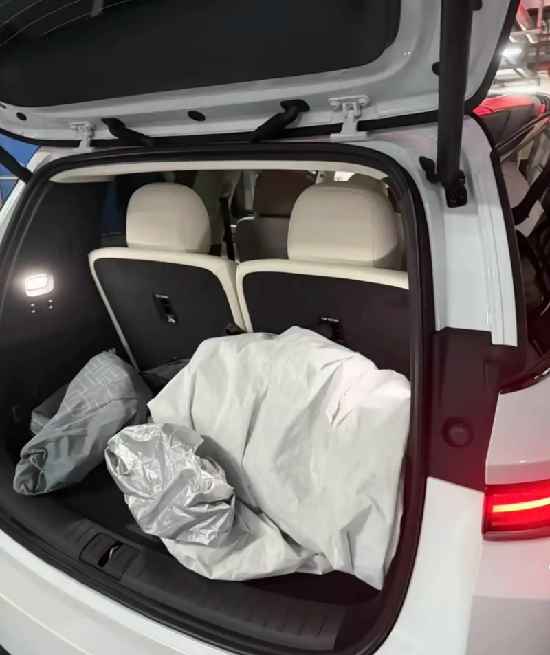 В Китае появились шпионские снимки салона электрического внедорожника Li Auto i8