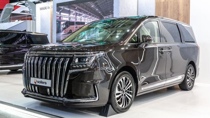 Дилеры раскрыли стоимость нового роскошного минивэна российского производства