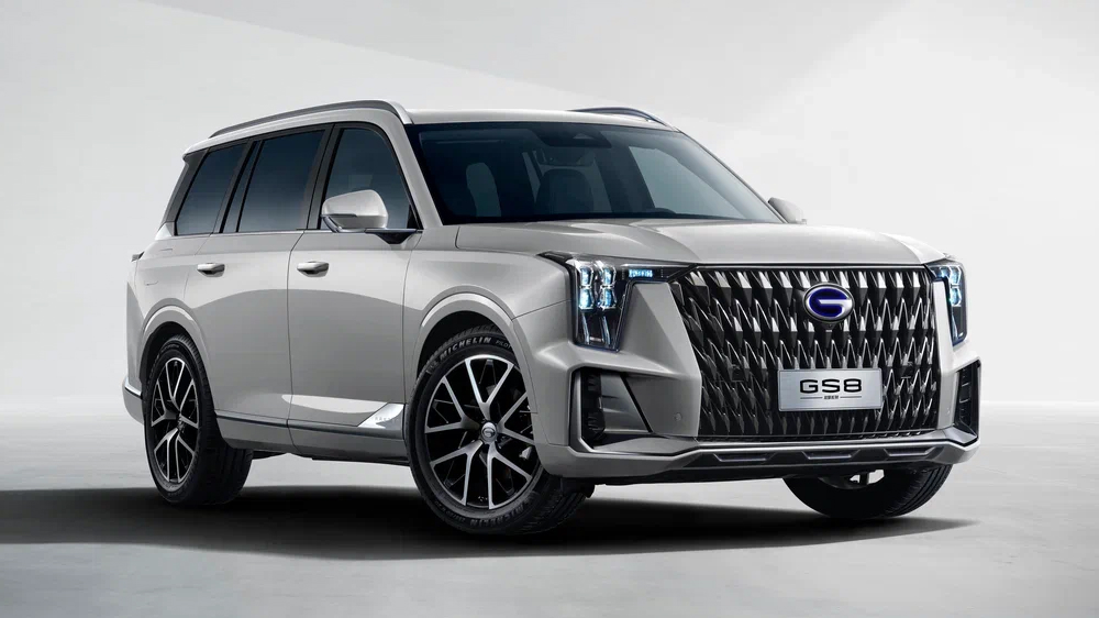 GAC GS8 Dragon на передней части серебряного серого кроссовера гибрид