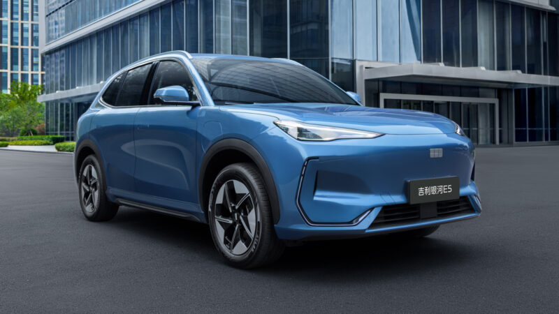 В Китае представлен обновленный электрический кроссовер Geely EX5 стоимостью от 15 335 долларов