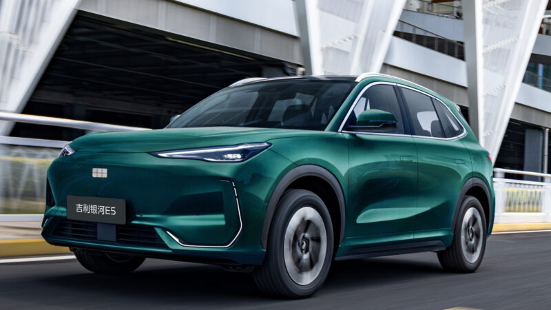 В Китае представлен обновленный электрический кроссовер Geely EX5 стоимостью от 15 335 долларов