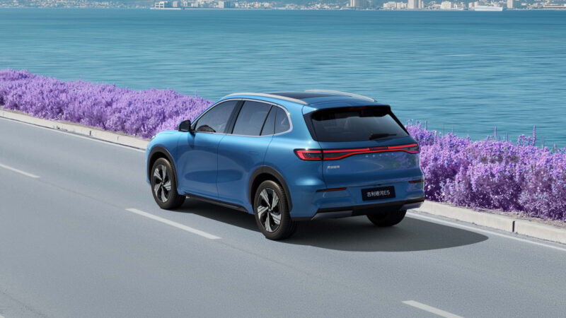 В Китае представлен обновленный электрический кроссовер Geely EX5 стоимостью от 15 335 долларов