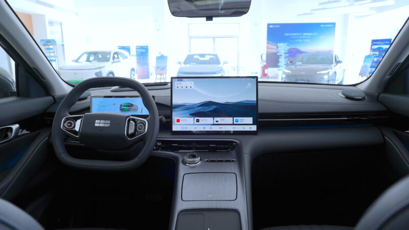 В Китае представлен обновленный электрический кроссовер Geely EX5 стоимостью от 15 335 долларов