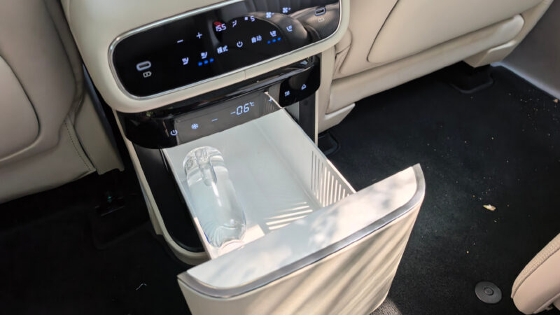 В Китае Geely представит большой гибридный SUV по цене от 34 830 долларов