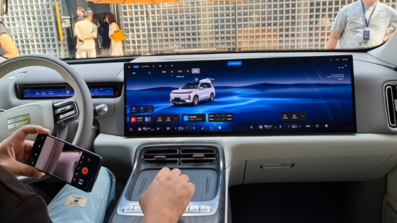 В Китае Geely представит большой гибридный SUV по цене от 34 830 долларов