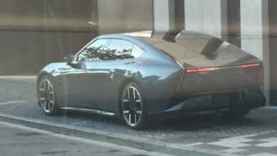 В Китае засняли седан Xpeng P7 2026 года с дверьми-ножницами без камуфляжа